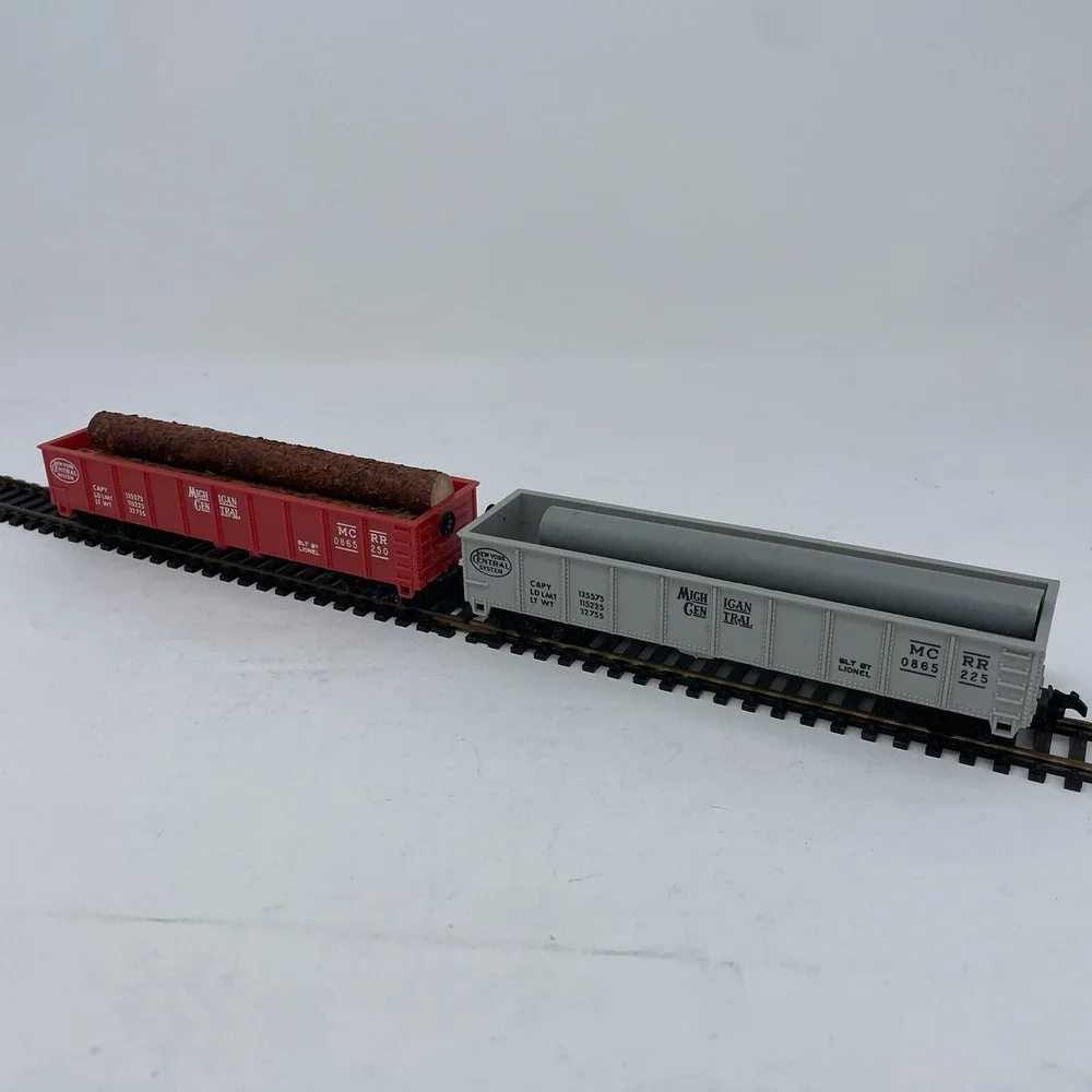 TWO Gondola Cars w/ Loads Vintage Lionel HO Michigan Central Red Gray Logs Pipes